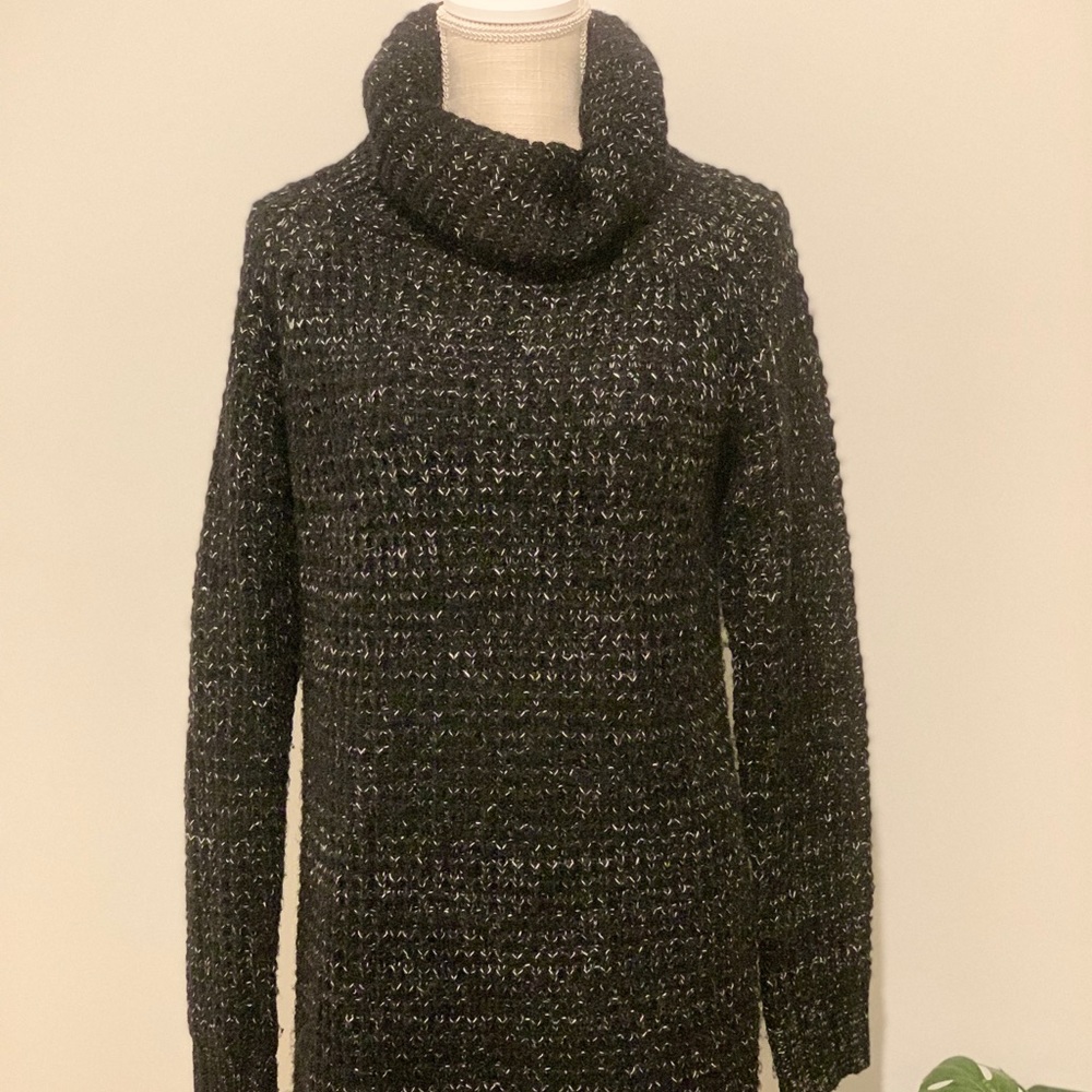 Lulu’s sweater dress in black